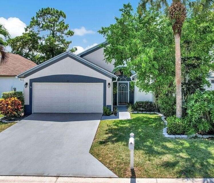 :Discover this beautifully maintained single-family home - Beach Home for sale in Greenacres, Florida on Beachhouse.com