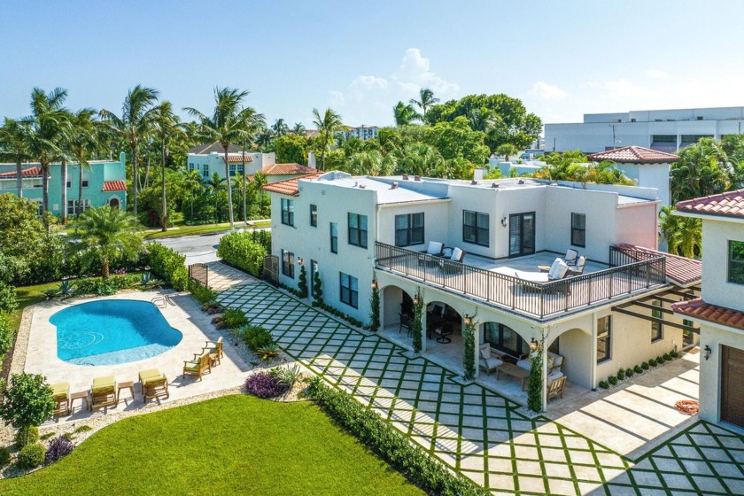 Historic El CID gated estate on a sprawling +/- 13,000 lot - Beach Home for sale in West Palm Beach, Florida on Beachhouse.com