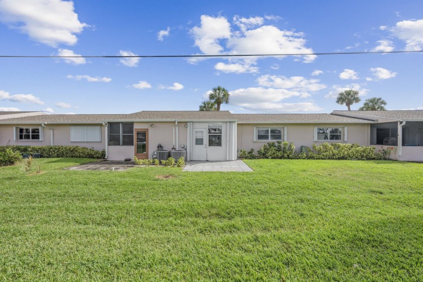 Cozy home in the popular Cresthaven Villas community. A quiet - Beach Home for sale in West Palm Beach, Florida on Beachhouse.com