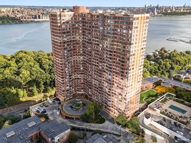 Luxury Southern exposure with Manhattan & Hudson River views - Beach Condo for sale in Fort Lee, New Jersey on Beachhouse.com