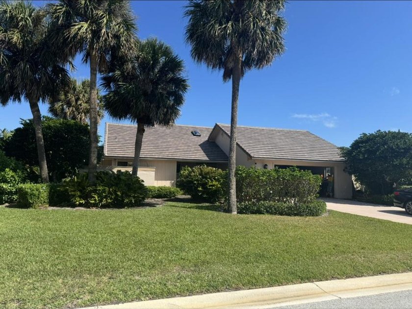 Welcome to this 3-bedroom, 2-bath home featuring a 2-car garage - Beach Home for sale in Hobe Sound, Florida on Beachhouse.com