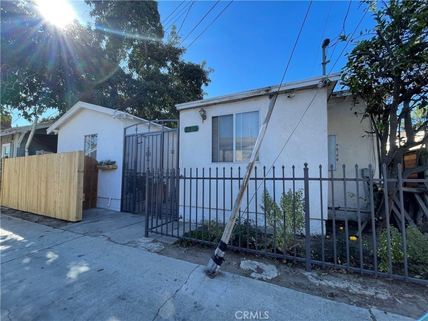 This centrally located triplex is a great opportunity for an - Beach Townhome/Townhouse for sale in Long Beach, California on Beachhouse.com