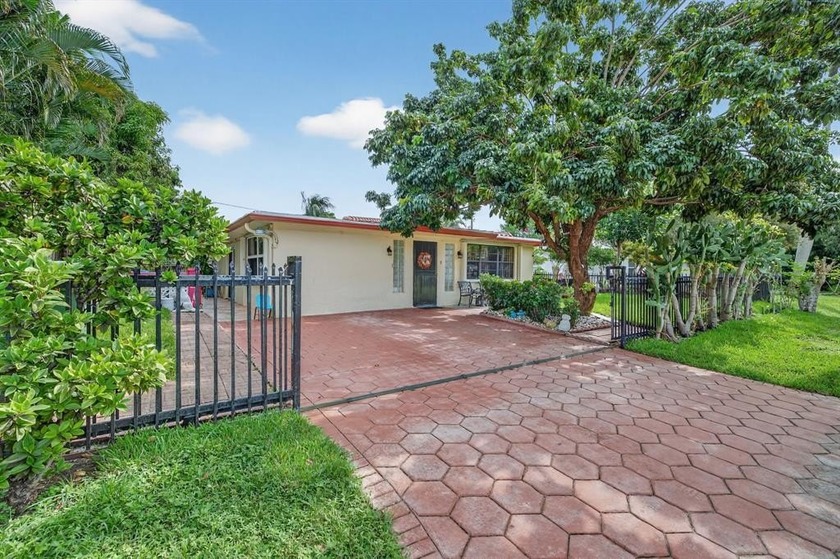 Welcome to this charming 3-bedroom, 2-bath single-family home in - Beach Home for sale in Fort Lauderdale, Florida on Beachhouse.com