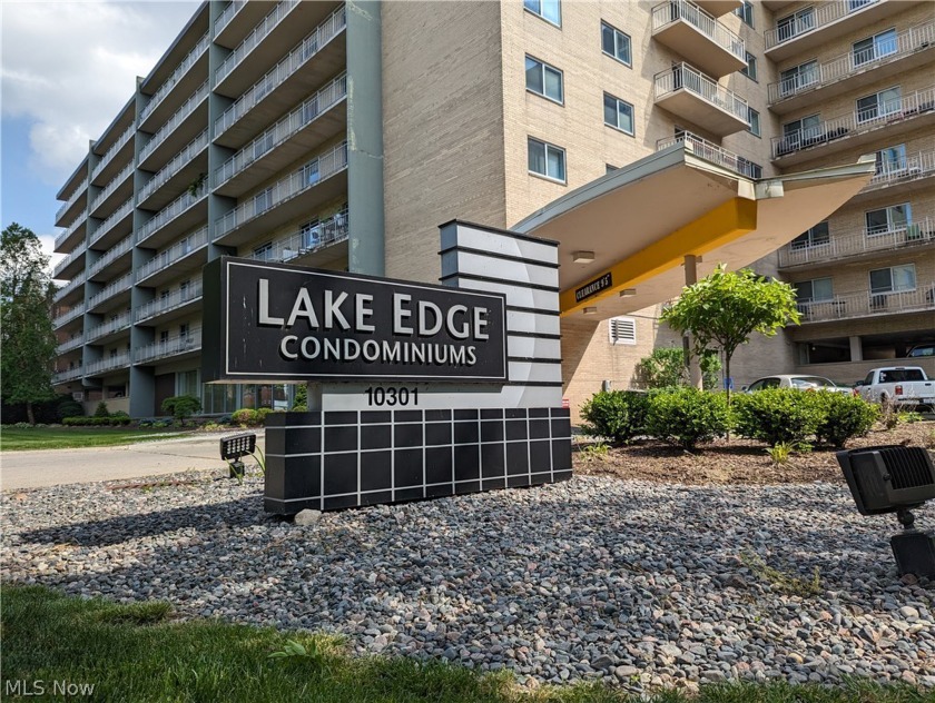 Welcome Home to Lake Edge Condominiums! Neat studio efficiency - Beach Condo for sale in Cleveland, Ohio on Beachhouse.com