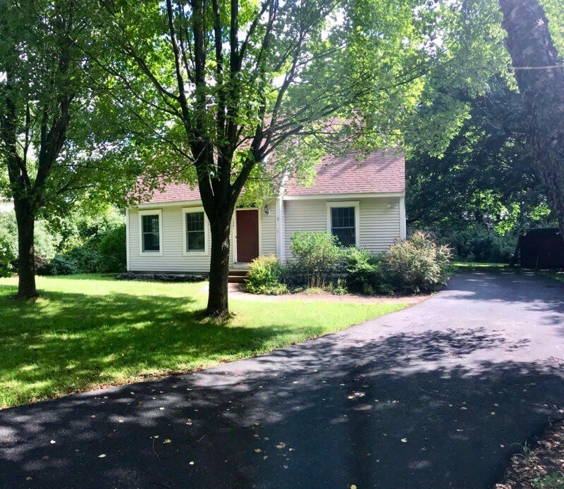 Welcome to 190 Pleasant Hill Road in ScarboroughaEUR*a charming - Beach Home for sale in Scarborough, Maine on Beachhouse.com