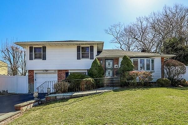 Welcome to 23 Hill Drive! This 3-bedroom, 2-bath home sits on a - Beach Home for sale in Oyster Bay, New York on Beachhouse.com