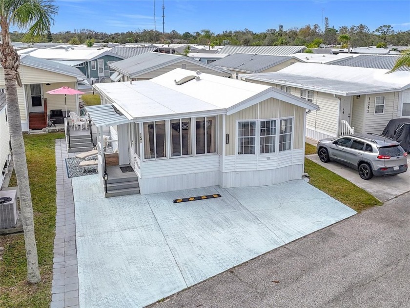 CHARMING MOBILE HOME IN ACTIVE 55+ COMMUNITY! Pride of ownership - Beach Home for sale in Bradenton, Florida on Beachhouse.com