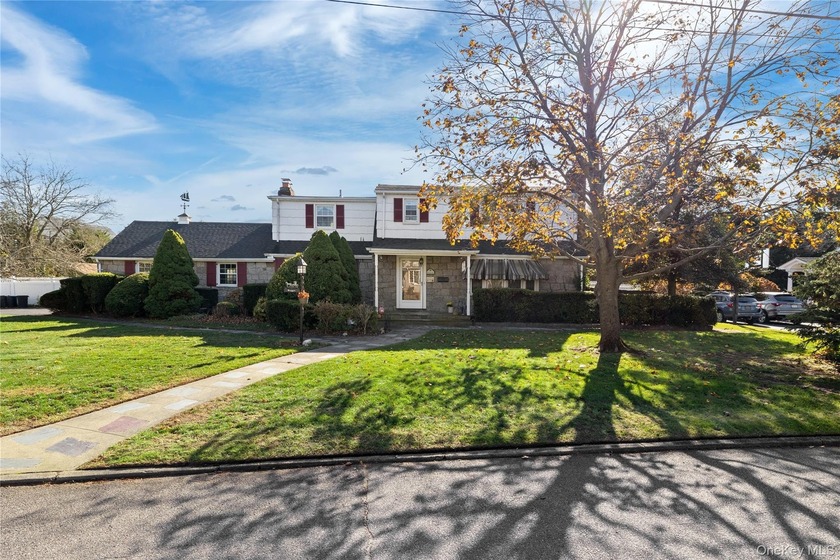 Wonderful opportunity to own this sprawling Colonial in the - Beach Home for sale in Babylon, New York on Beachhouse.com