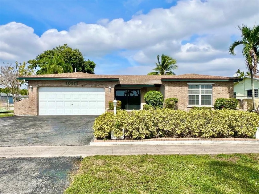 Well kept 3BR/2BA pool home in desirable west Sunrise community - Beach Home for sale in Sunrise, Florida on Beachhouse.com