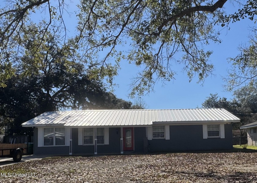This house is sooooo cute! You have got to come see it before it - Beach Home for sale in Ocean Springs, Mississippi on Beachhouse.com