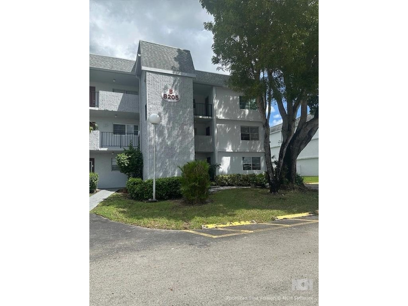This amazing, spotless, warm, private and super well-located - Beach Condo for sale in Tamarac, Florida on Beachhouse.com