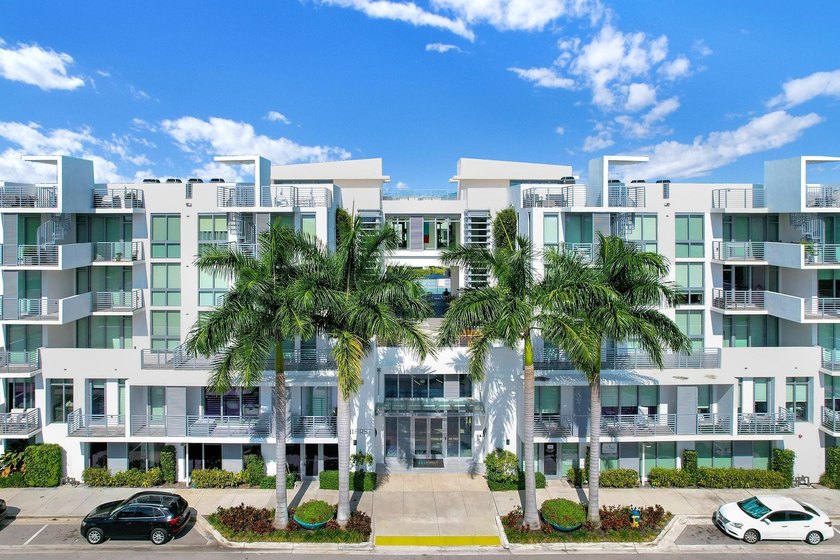 This stunning condominium features a gourmet kitchen outfitted - Beach Condo for sale in Delray Beach, Florida on Beachhouse.com