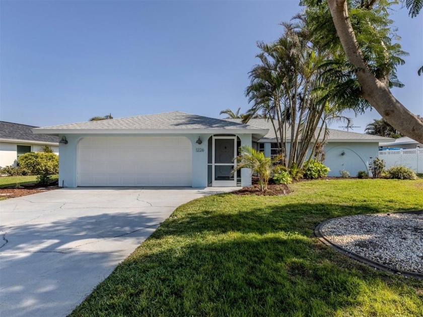 LAKEFRONT home in popular Pinebrook South is move in ready! - Beach Home for sale in Venice, Florida on Beachhouse.com