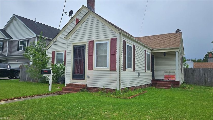 Welcome Home! This home is located in a corner lot in the city - Beach Home for sale in Portsmouth, Virginia on Beachhouse.com