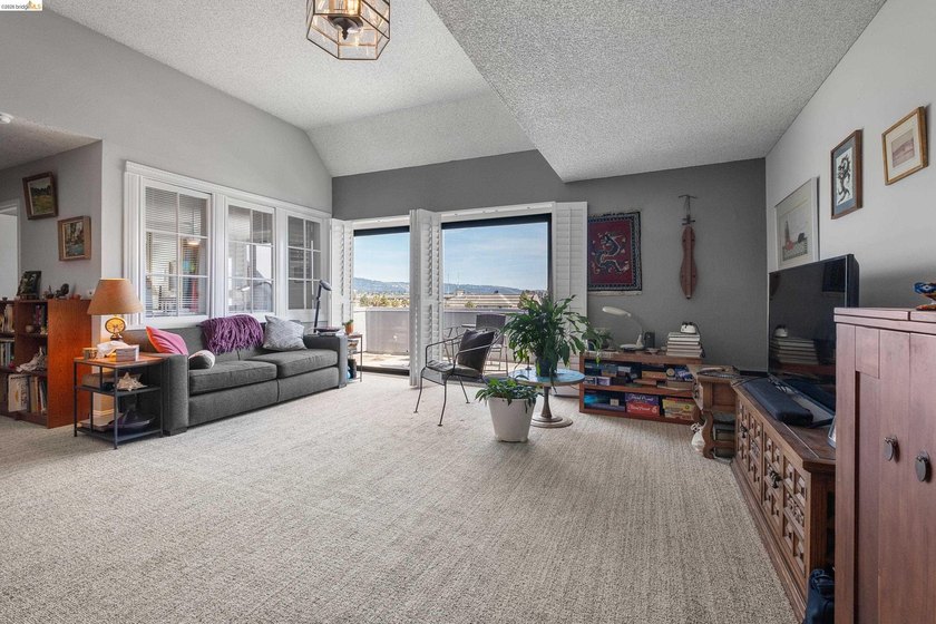 This top floor sunny and open condo with 2 generous bedrooms - Beach Condo for sale in Oakland, California on Beachhouse.com