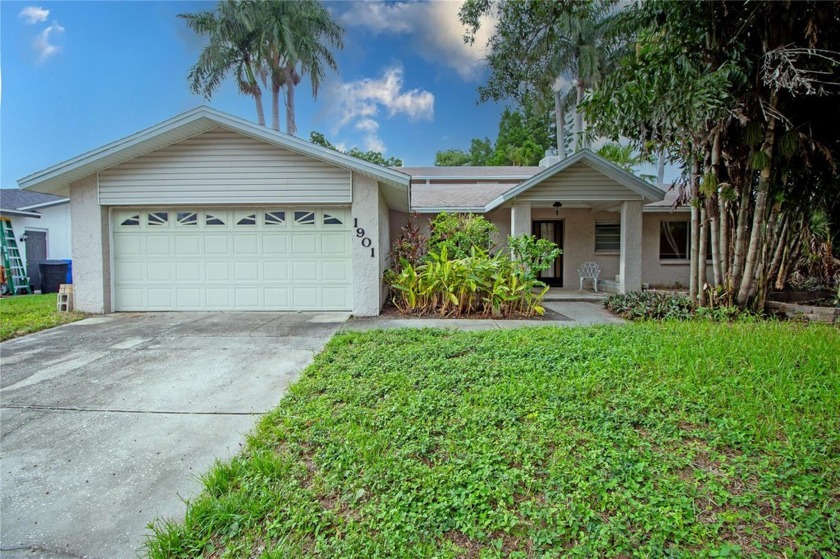 One or more photo(s) has been virtually staged. Home did not - Beach Home for sale in St. Petersburg, Florida on Beachhouse.com