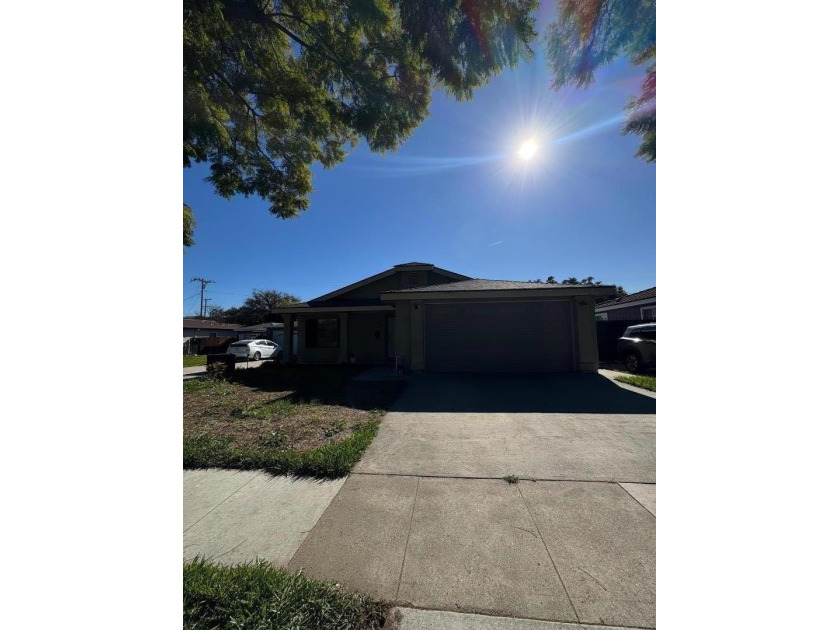 Welcome to 720 W Columbia Street situated in the vibrant Wrigley - Beach Home for sale in Long Beach, California on Beachhouse.com