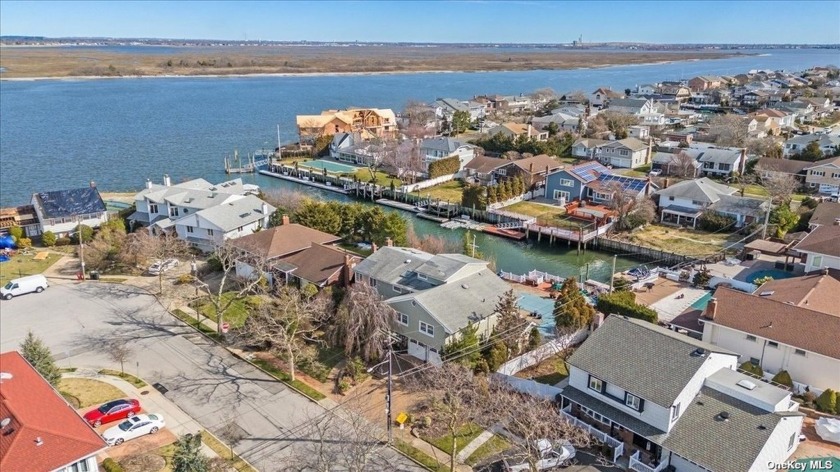 This exquisite waterfront residence is located on Bay Boulevard - Beach Home for sale in Atlantic Beach, New York on Beachhouse.com