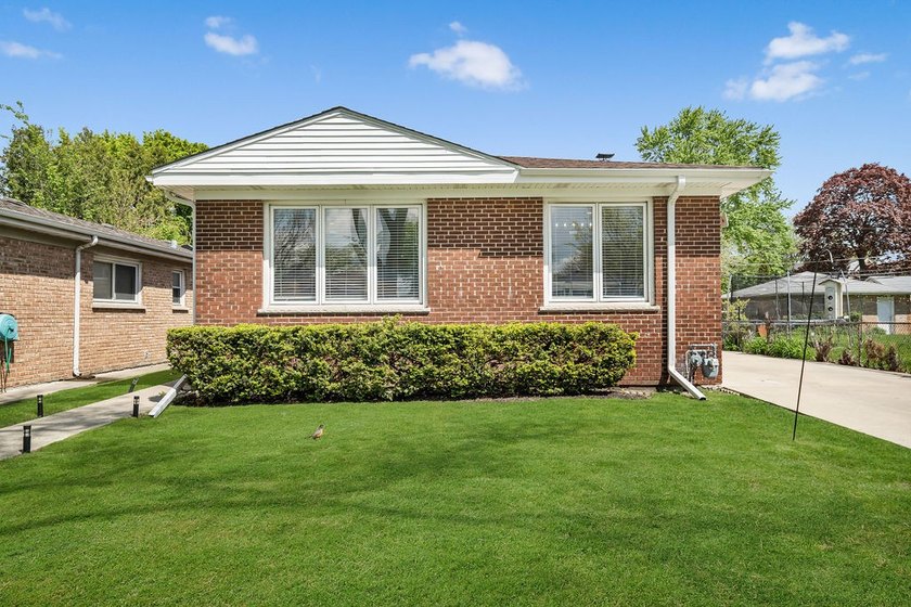 Welcome to this beautifully newly remodeled brick ranch in the - Beach Home for sale in Skokie, Illinois on Beachhouse.com