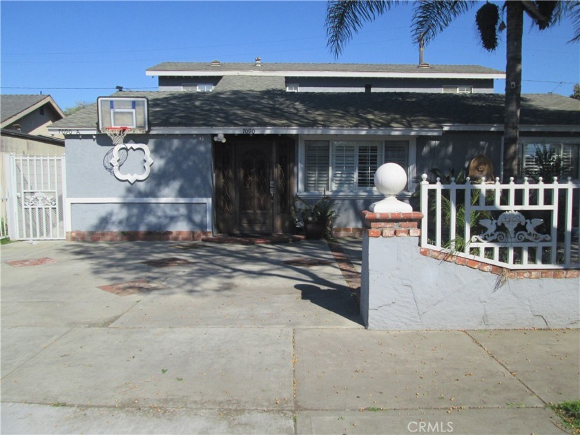 Beautiful home, 6 bedrooms, 4 full bathrooms and two 1/2 - Beach Home for sale in Long Beach, California on Beachhouse.com
