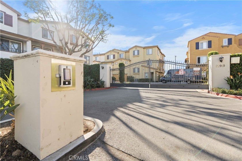 Welcome to this beautifully updated townhome-style condo in the - Beach Townhome/Townhouse for sale in Torrance, California on Beachhouse.com