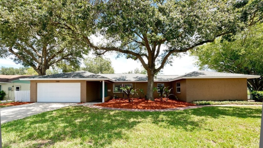 This spacious 4 bedroom, 3 bath, West Bradenton pool home is - Beach Home for sale in Bradenton, Florida on Beachhouse.com