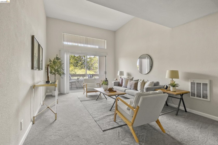 Chic top floor condo in the desirable Crescent Villa - Beach Condo for sale in Oakland, California on Beachhouse.com