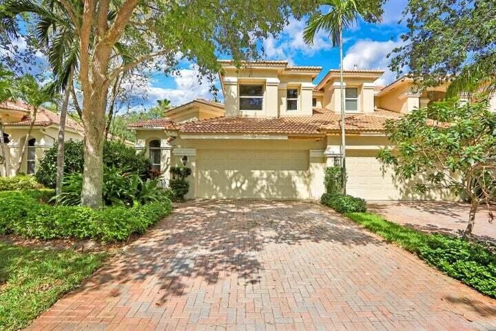 This luxe townhome offering is nestled in a desirable gated - Beach Townhome/Townhouse for sale in Palm Beach Gardens, Florida on Beachhouse.com