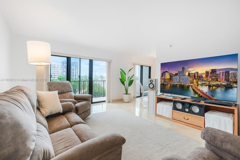 Spacious 2BR/2BA condo with 1,560 sq. ft., located on the 4th - Beach Condo for sale in Hollywood, Florida on Beachhouse.com