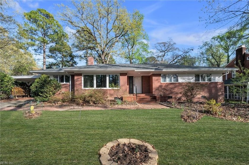 Enjoy Spacious Brick rancher 2,583 sq Private, cornet lot in on - Beach Home for sale in Newport News, Virginia on Beachhouse.com