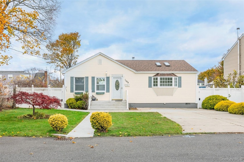 Welcome to 1568 7th Street in West Babylon. This lovely - Beach Home for sale in West Babylon, New York on Beachhouse.com