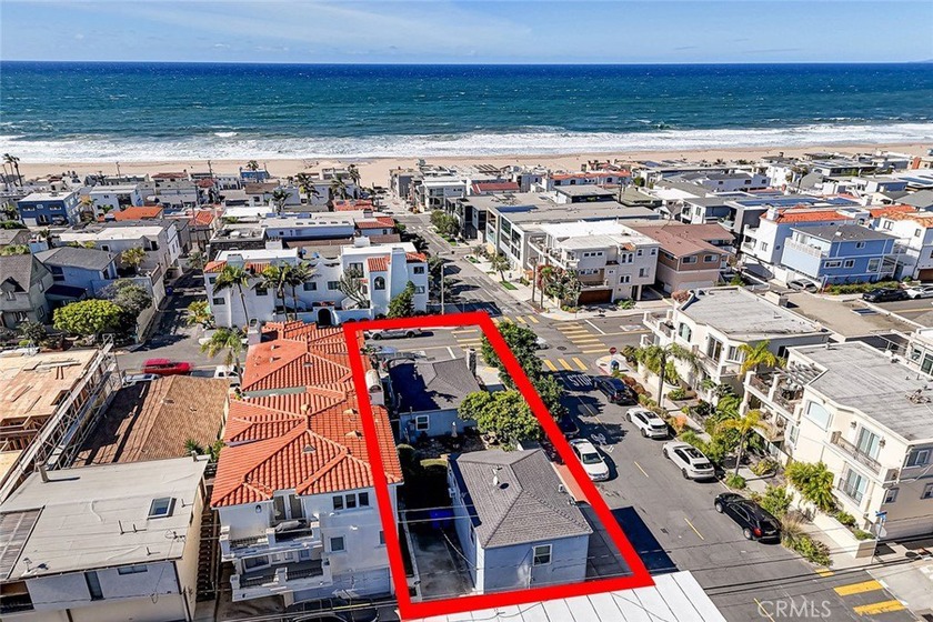 Incredible opportunity, situated at the peak of 1st Street on a - Beach Townhome/Townhouse for sale in Manhattan Beach, California on Beachhouse.com