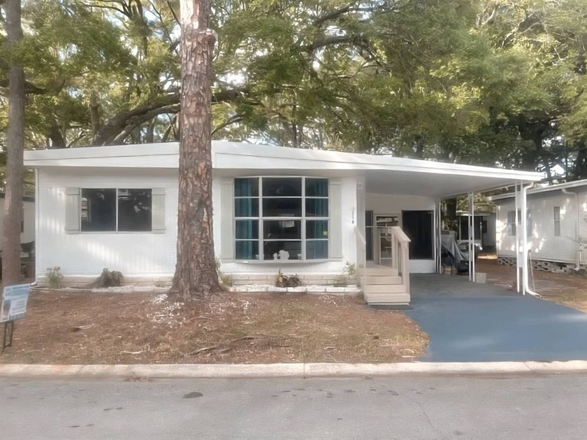 Welcome to your dream home! This lovely 2-bedroom, 2-full bath - Beach Home for sale in Largo, Florida on Beachhouse.com