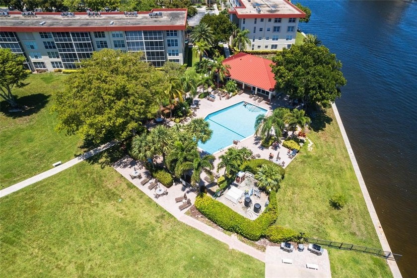 Spacious top-floor 2BR condo in highly desirable Palm Aire - Beach Condo for sale in Lighthouse Point, Florida on Beachhouse.com