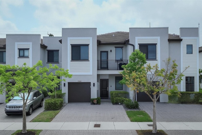 This one-of-a-kind townhouse has a gorgeous, serene lake view - Beach Townhome/Townhouse for sale in North Miami Beach, Florida on Beachhouse.com