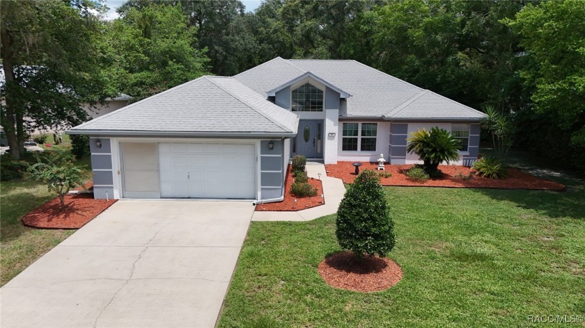 HONEY! STOP THE CAR! Meticulously Maintained 3/2/2 with Heated - Beach Home for sale in Homosassa, Florida on Beachhouse.com