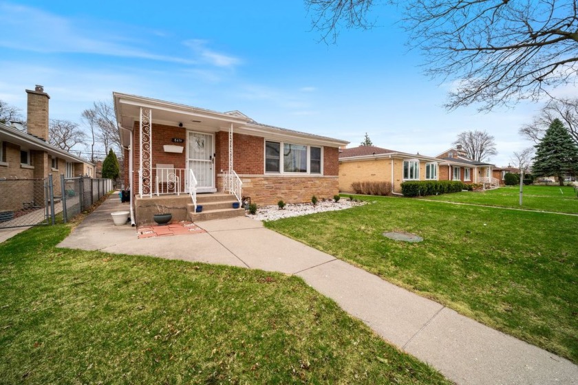 GREAT POTENTIAL!! THIS RAISED RANCH FEATURES 3 BEDROOMS, 2 FULL - Beach Home for sale in Skokie, Illinois on Beachhouse.com