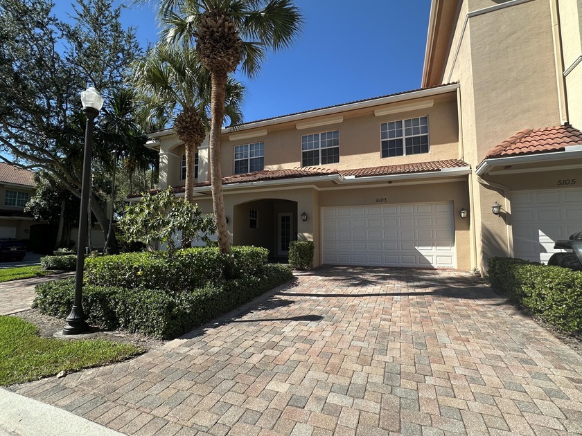 Great unit in gated community.  Backs up to preserve/green space - Beach Townhome/Townhouse for sale in Palm Beach Gardens, Florida on Beachhouse.com