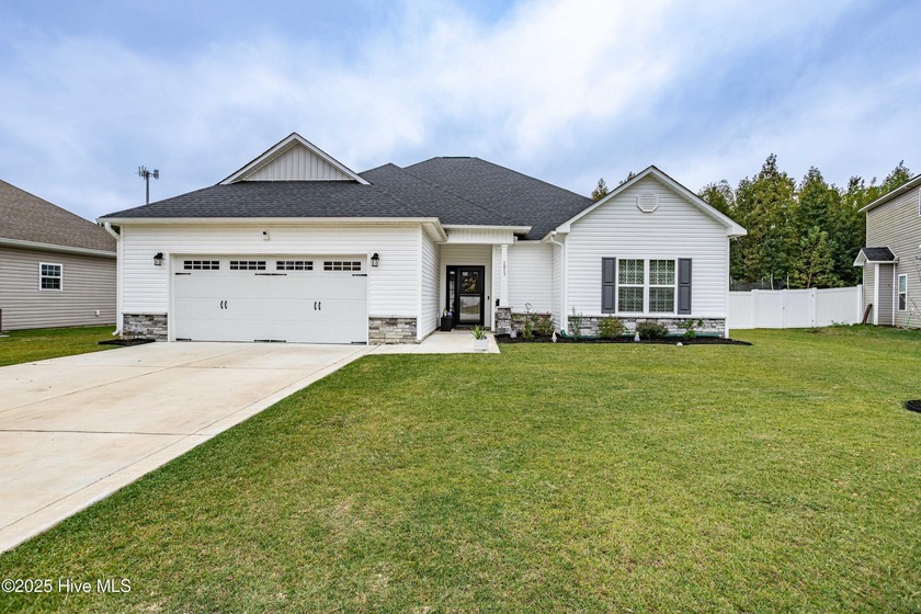 Welcome to the desirable Lake View neighborhood and this - Beach Home for sale in New Bern, North Carolina on Beachhouse.com
