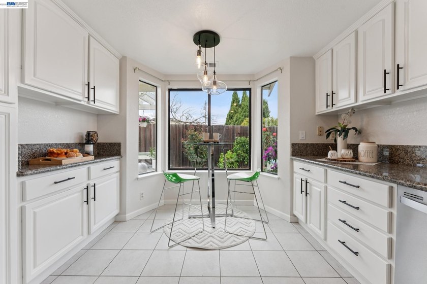 Stylish 4 bedroom, 3 bath home with vaulted ceilings in - Beach Home for sale in Alameda, California on Beachhouse.com