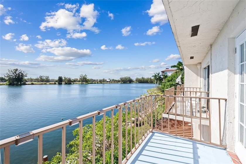 Beautifully updated condo with Stunning Lake Views! Only 7 - Beach Condo for sale in Deerfield Beach, Florida on Beachhouse.com