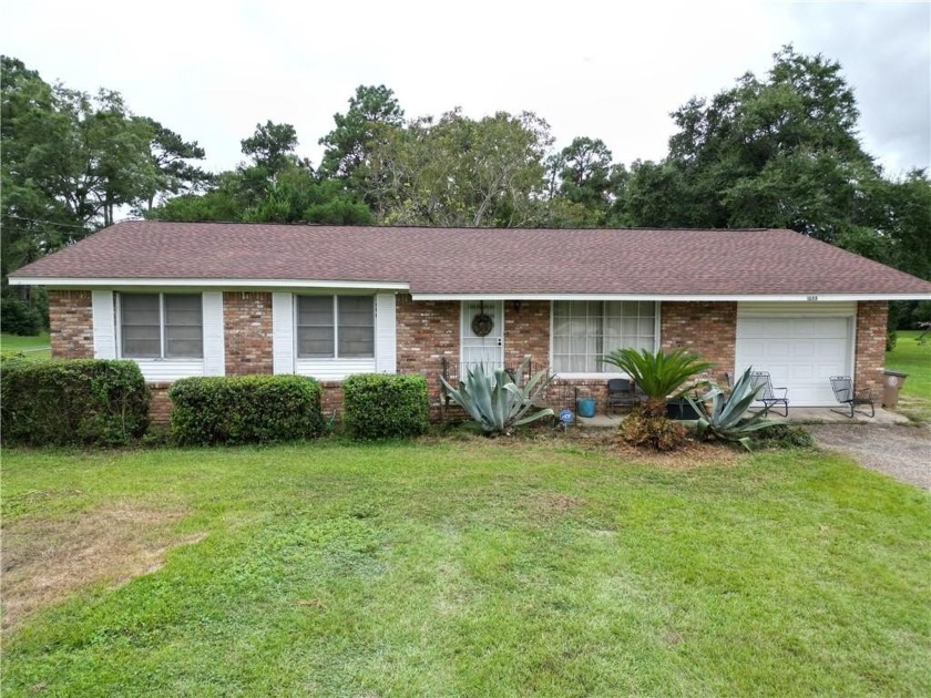 Come see this lovely traditional 1600sf 3 bedrooms and 2 - Beach Home for sale in Mobile, Alabama on Beachhouse.com