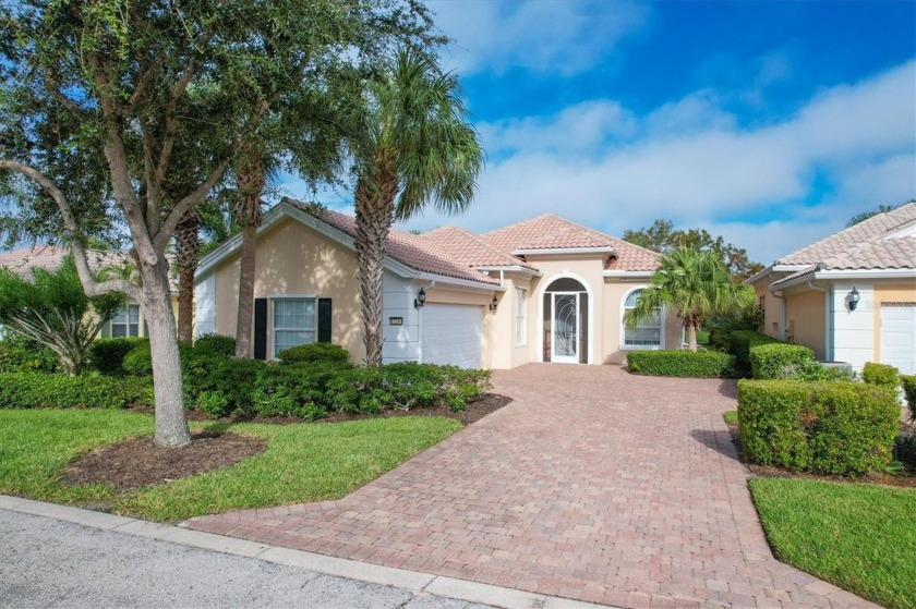 NOW AVAILABLE. Popular Oakmont floor plan 3BD/3BA/2CG. Located - Beach Home for sale in Venice, Florida on Beachhouse.com