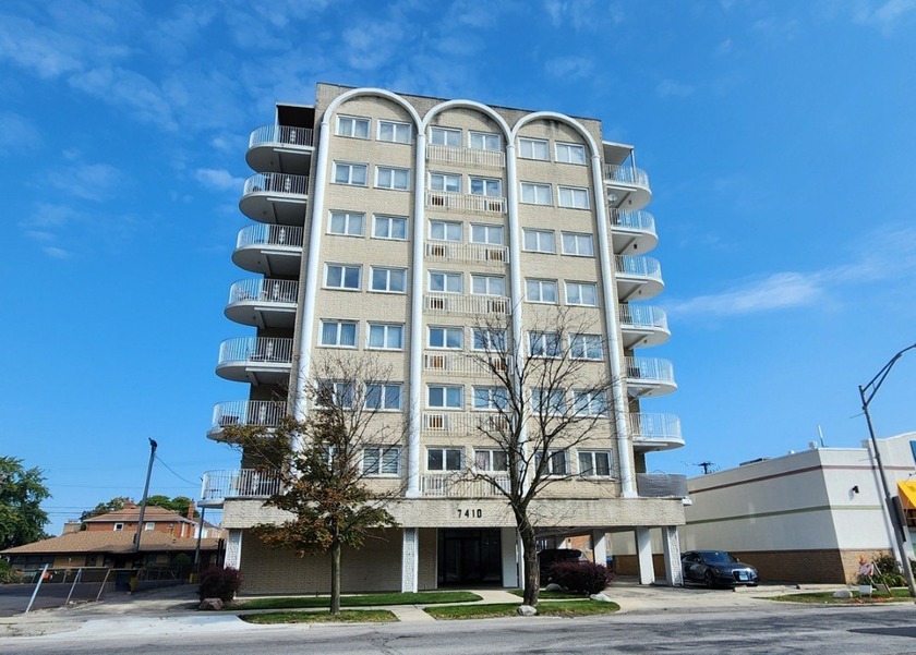 Owner-occupied building with no rentals permitted. Rarely - Beach Condo for sale in Elmwood Park, Illinois on Beachhouse.com