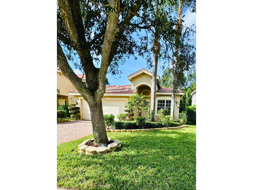 LOWEST-PRICED SINGLE FAMILY HOME IN GREYSTONE! OWNER MUST SELL - Beach Home for sale in Boynton Beach, Florida on Beachhouse.com