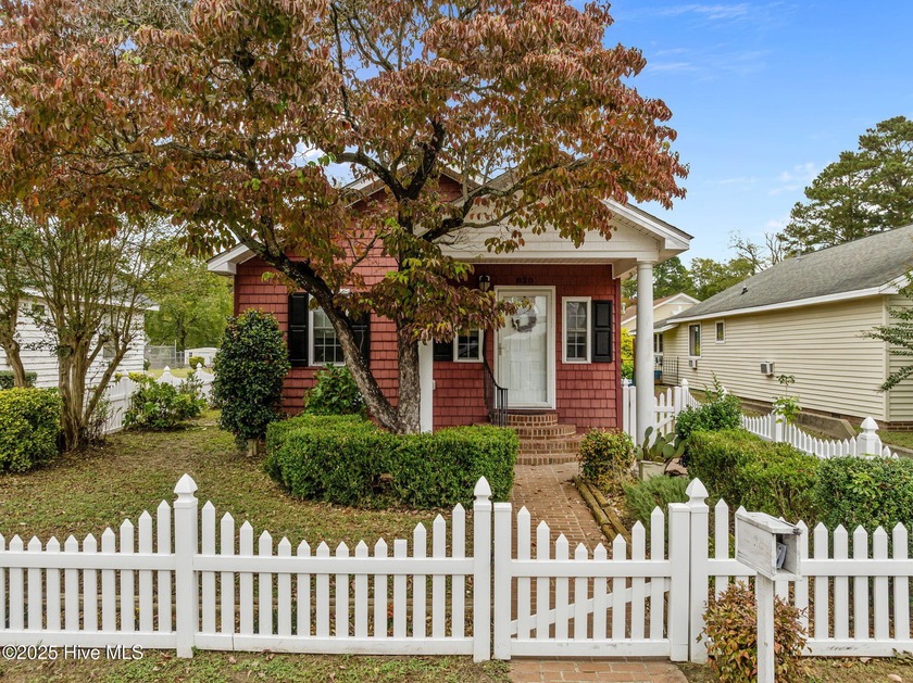 Welcome to this charming, move-in-ready coastal Carolina cottage - Beach Home for sale in Washington, North Carolina on Beachhouse.com