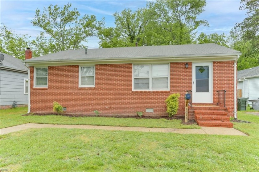 VERY NICE 3 BEDROOM BRICK HOME!  VERY CLEAN AND MOVE-IN READY! - Beach Home for sale in Hampton, Virginia on Beachhouse.com