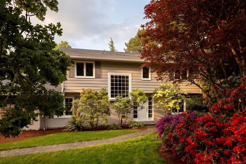 OH Saturday 12:30-2:00 Uplands family home located in one of Oak - Beach Home for sale in Oak Bay, British Columbia on Beachhouse.com