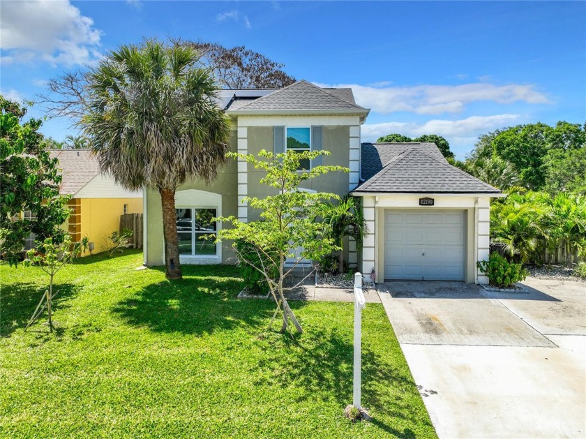 Welcome to 12190 76th St, Largo, FL 33773! Nestled on a spacious - Beach Home for sale in Largo, Florida on Beachhouse.com