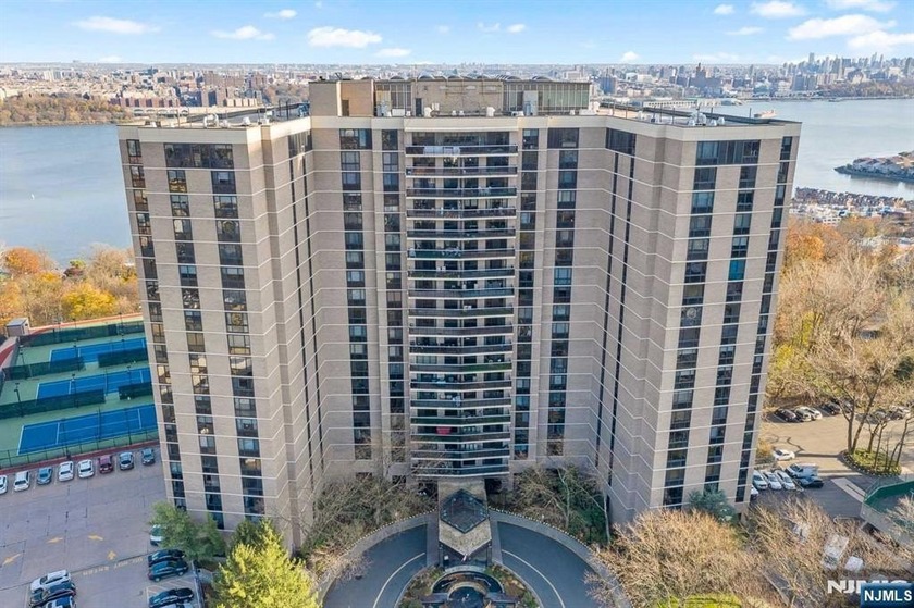 Welcome to Residence 14R at the Atrium, a beautifully maintained - Beach Home for sale in Fort Lee, New Jersey on Beachhouse.com